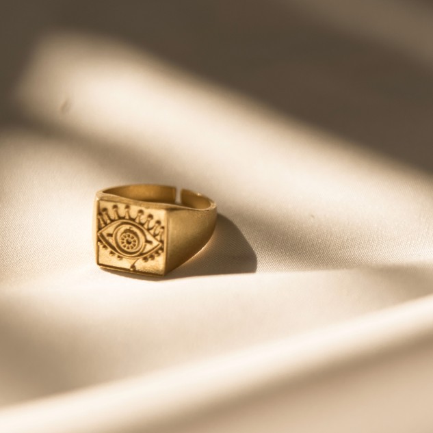 King Charles' gold signet ring bears 'symbolic' engraving connected to  former role | Express.co.uk
